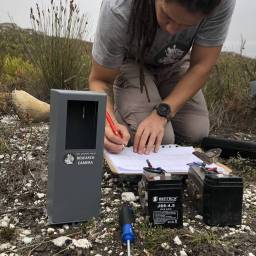 02-setting-up-camera-traps_original